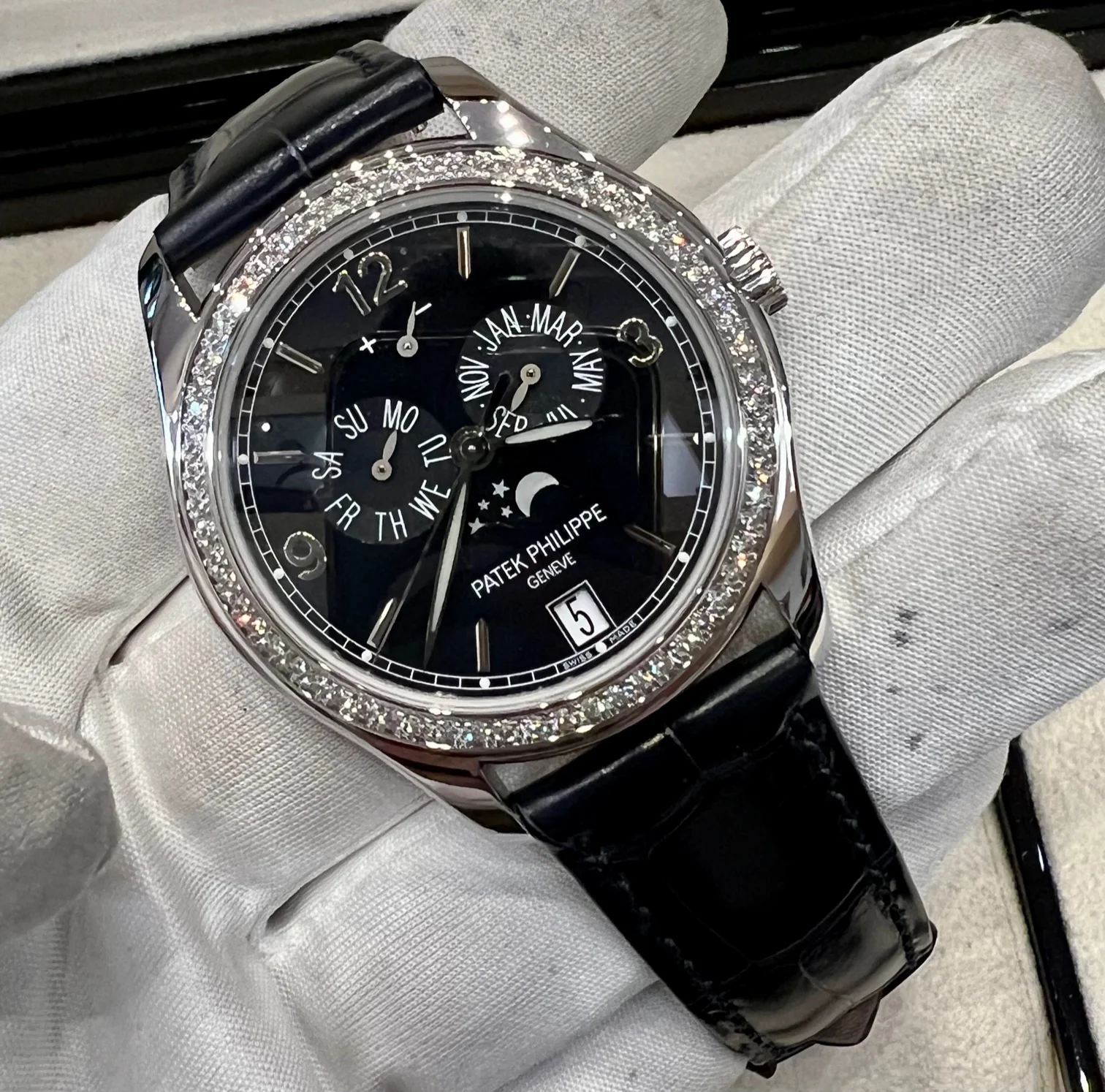 Patek Philippe Annual Calendar 5147G 2023 like new - Image 3