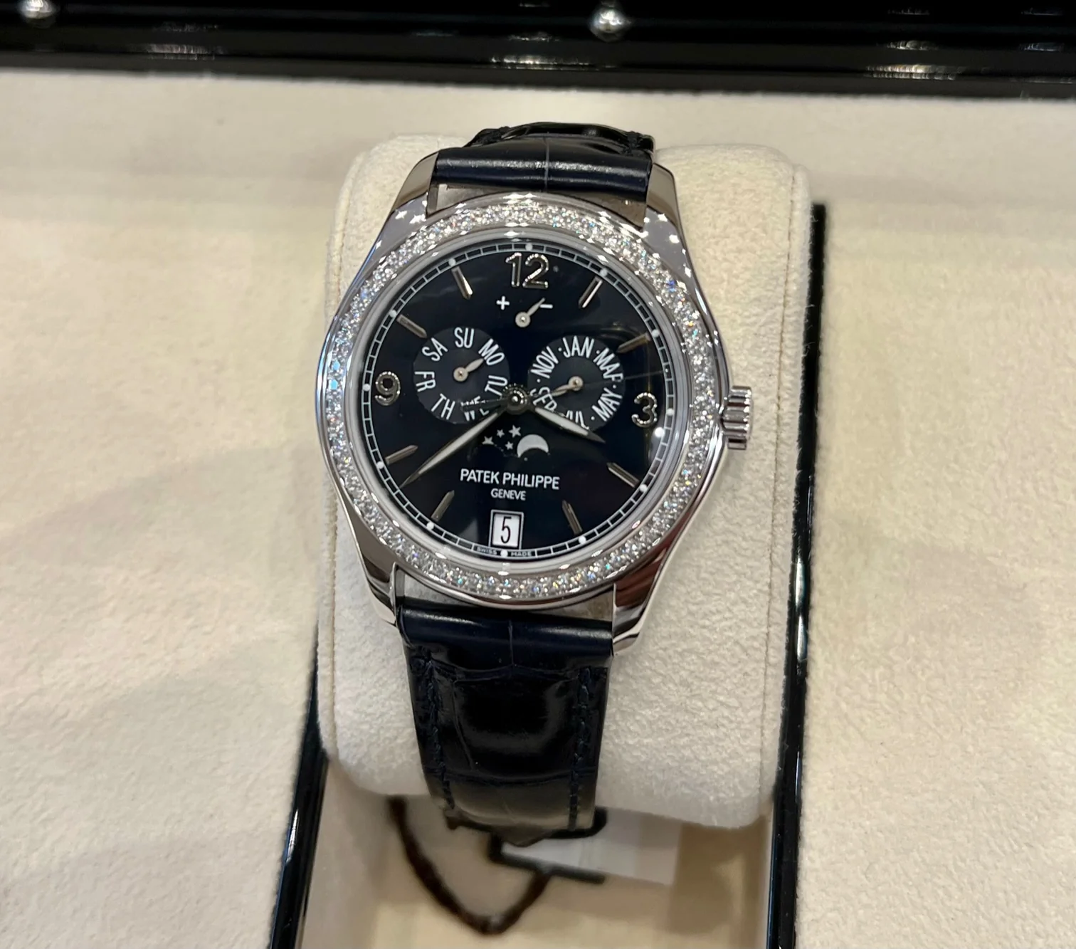 Patek Philippe Annual Calendar 5147G 2023 like new - Image 7