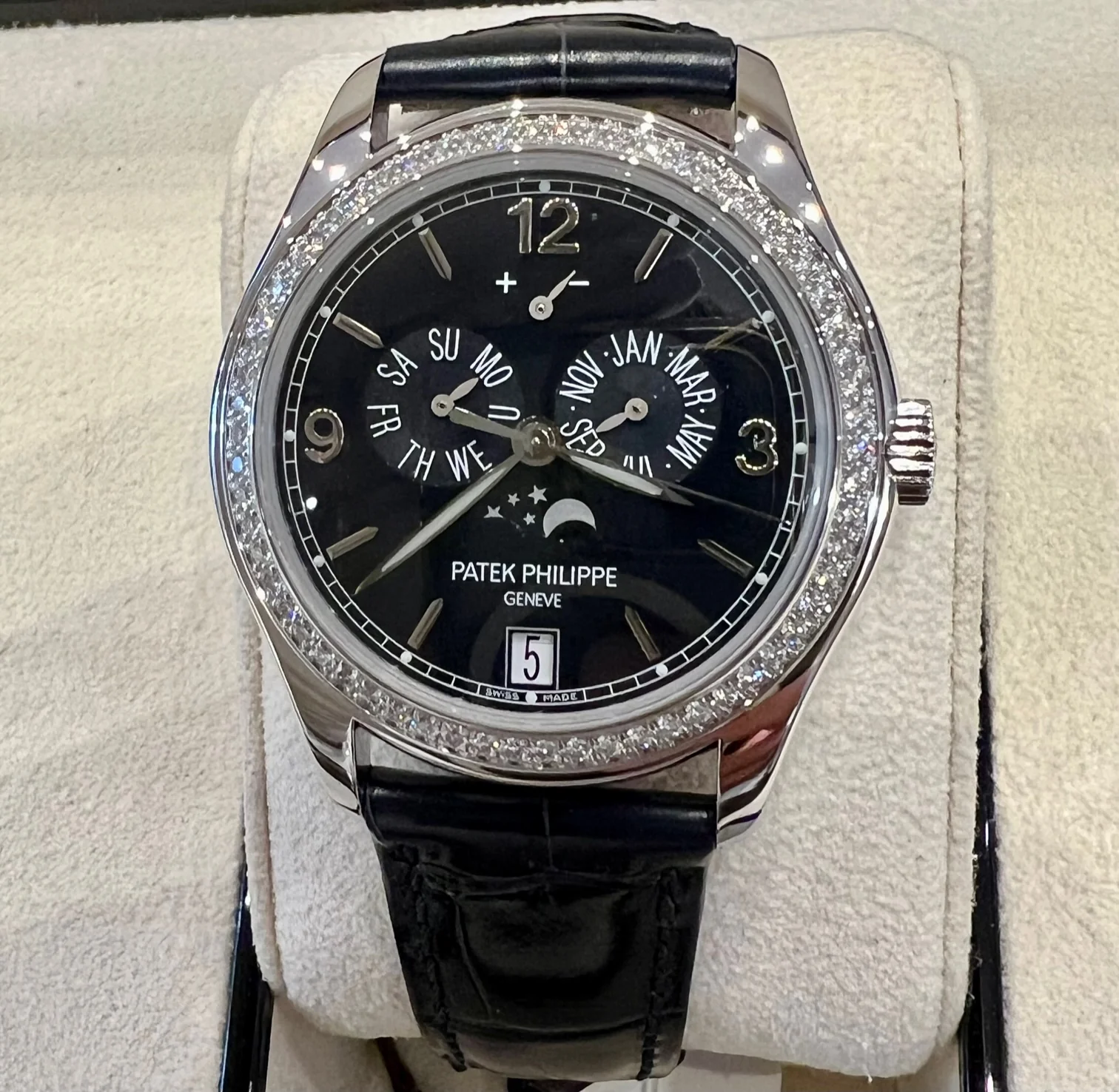 Patek Philippe Annual Calendar 5147G 2023 like new - Image 9