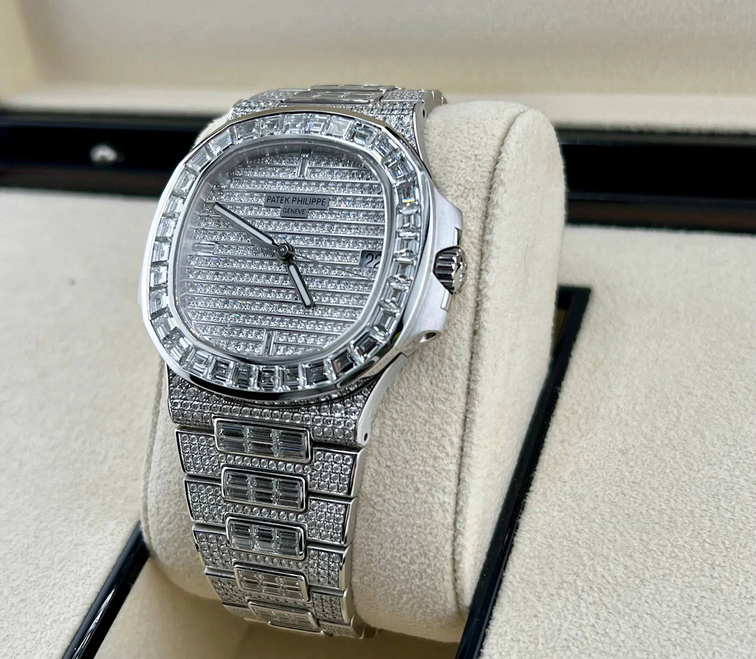 Patek Philippe Nautilus 5719/10G-010 Factory 2022 Oman - Image 10