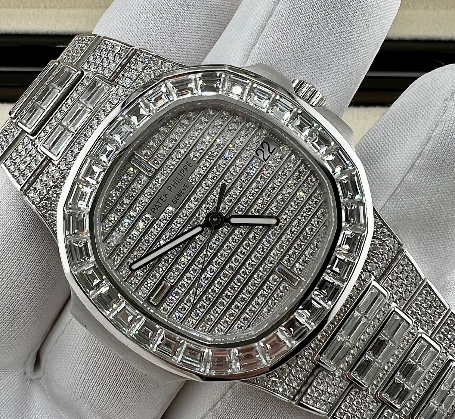 Patek Philippe Nautilus 5719/10G-010 Factory 2022 Oman - Image 3