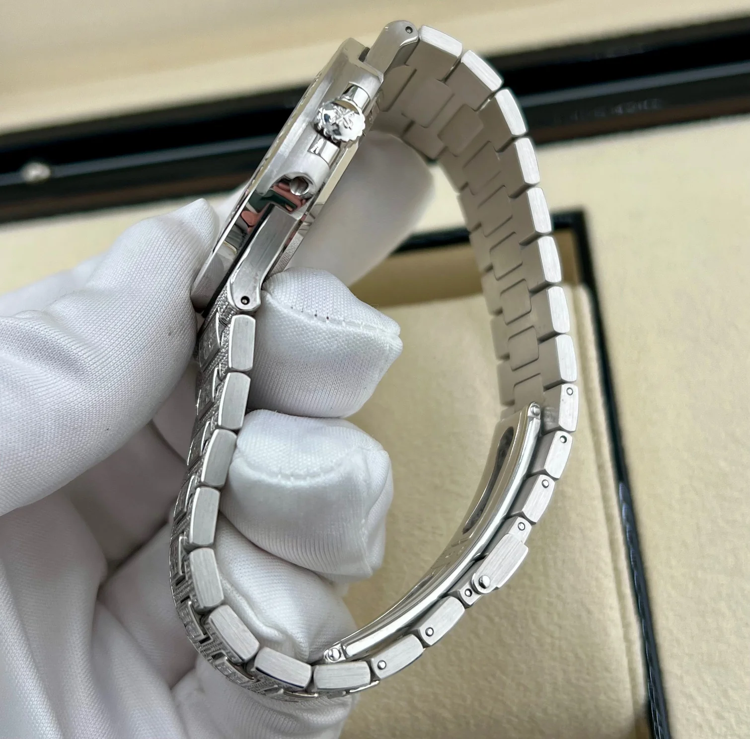 Patek Philippe Nautilus 5719/10G-010 Factory 2022 Oman - Image 4