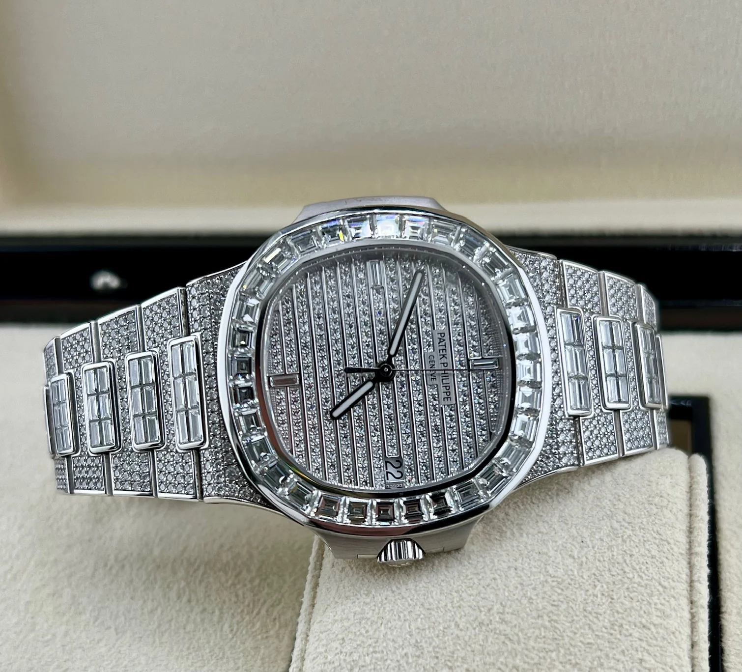 Patek Philippe Nautilus 5719/10G-010 Factory 2022 Oman - Image 6