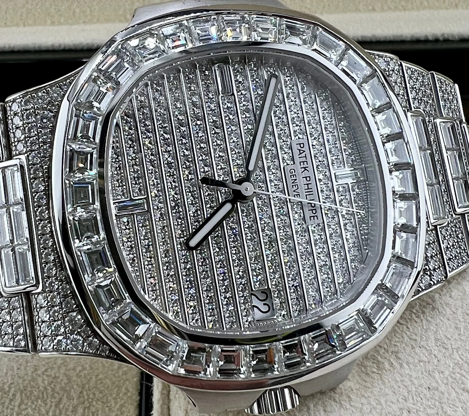 Patek Philippe Nautilus 5719/10G-010 Factory 2022 Oman - Image 7