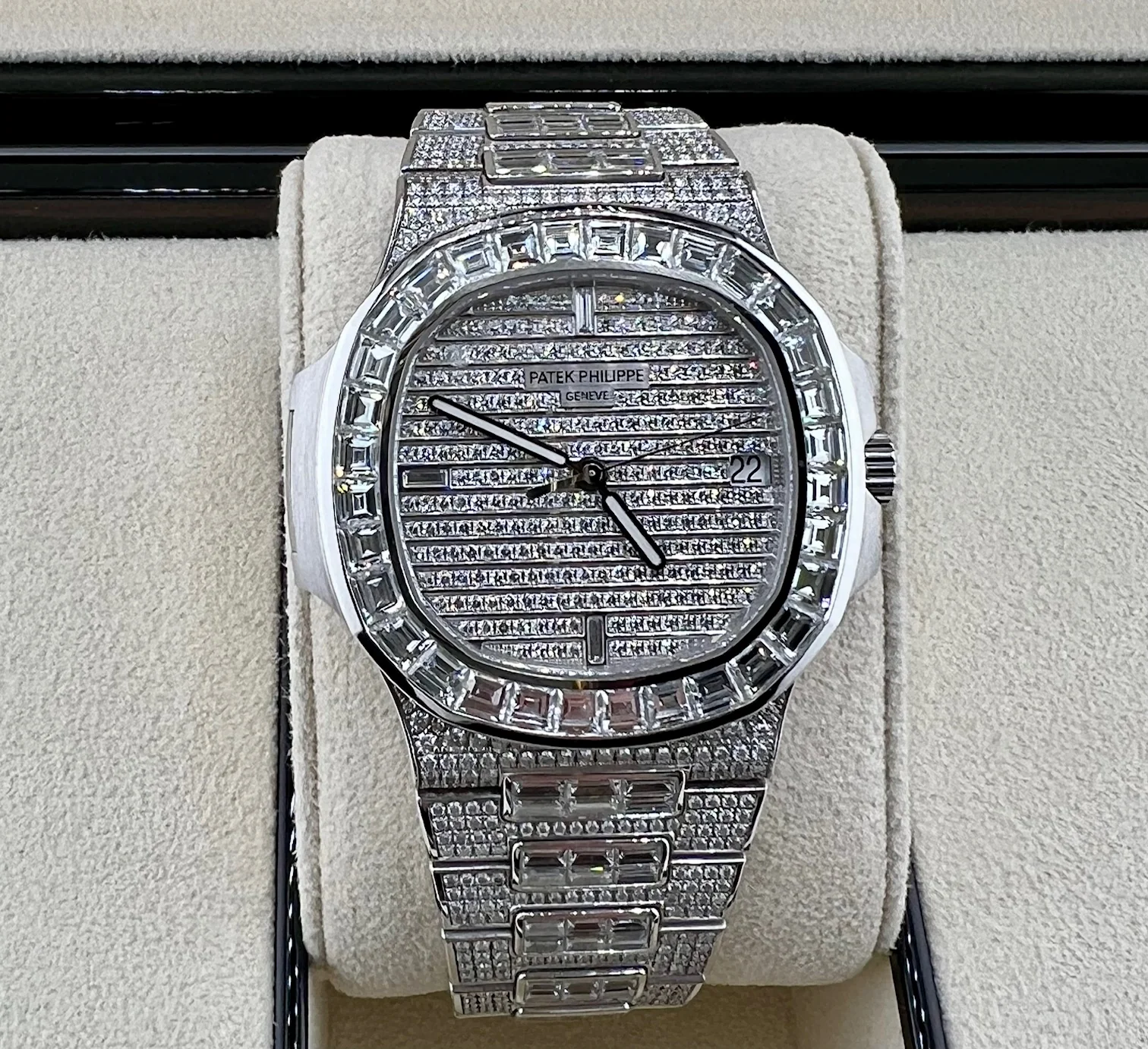 Patek Philippe Nautilus 5719/10G-010 Factory 2022 Oman - Image 8