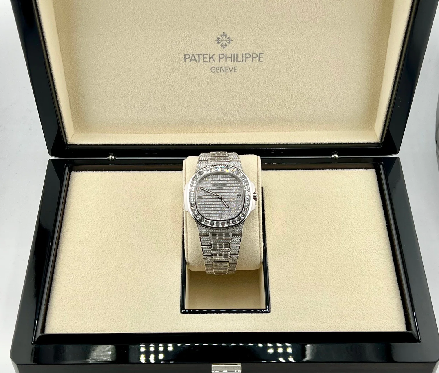 Patek Philippe Nautilus 5719/10G-010 Factory 2022 Oman - Image 9